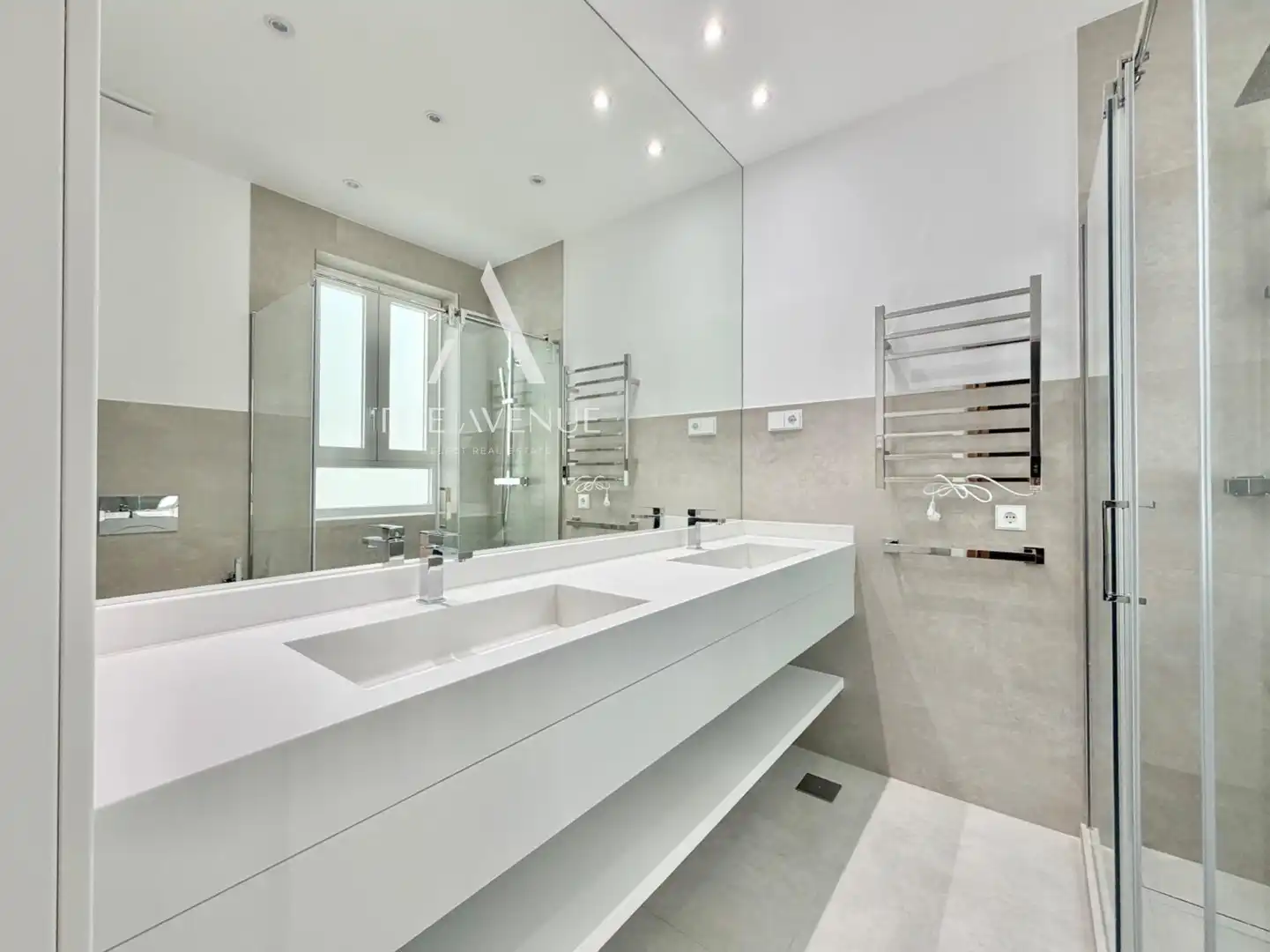 Bathroom of Apartments for sale in Madrid  with Heating