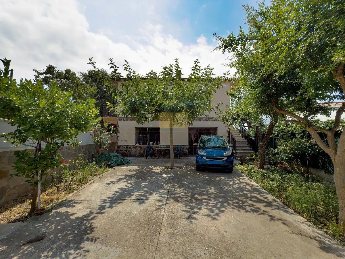 Vista exterior de Casa o xalet en venda en Vilanova i la Geltrú amb Calefacció, Jardí privat i Terrassa