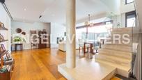Sala d'estar de Casa o xalet en venda en  Madrid Capital amb Piscina
