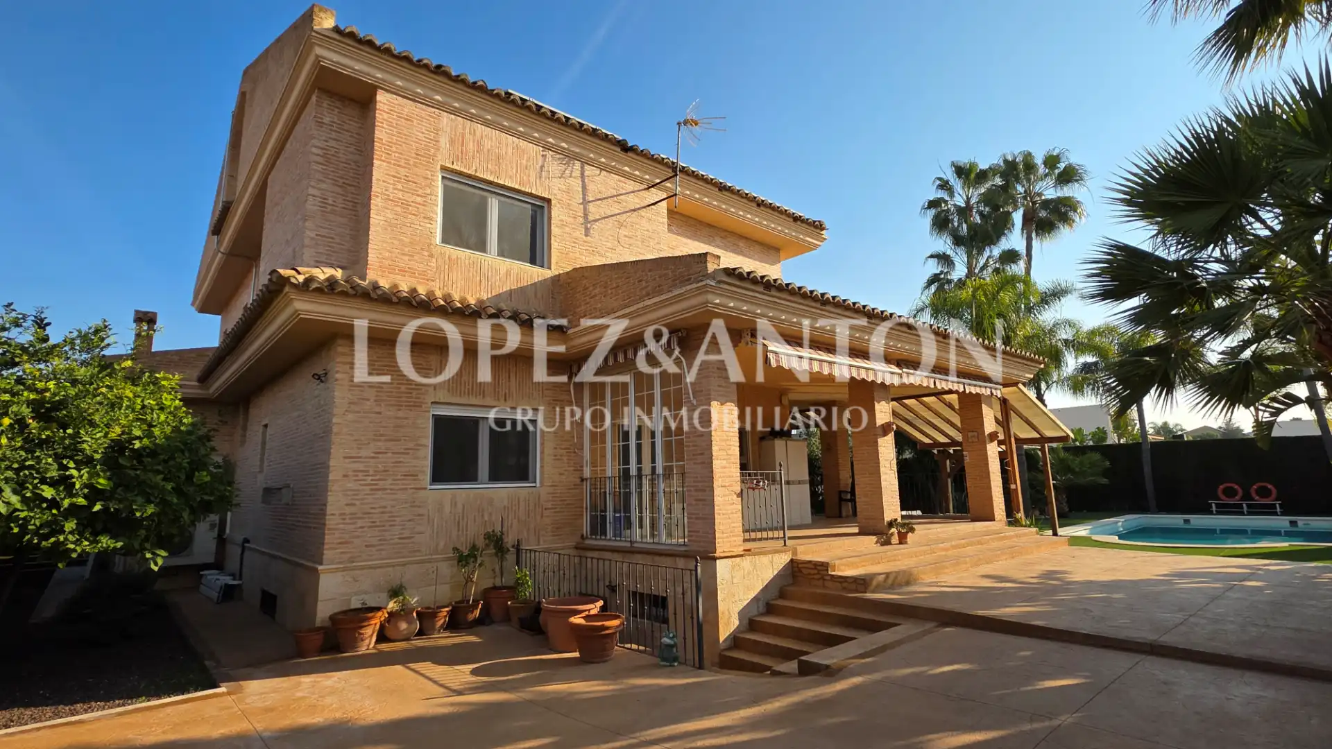 Außenansicht von Haus oder Chalet zum Verkauf in L'Eliana mit Klimaanlage, Heizung und Privatgarten