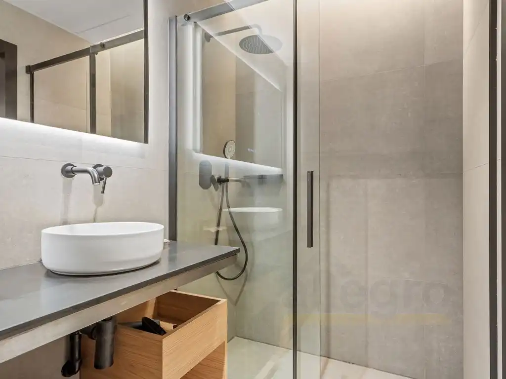 Bathroom of Commercial properties for sale in Puente de Vallecas