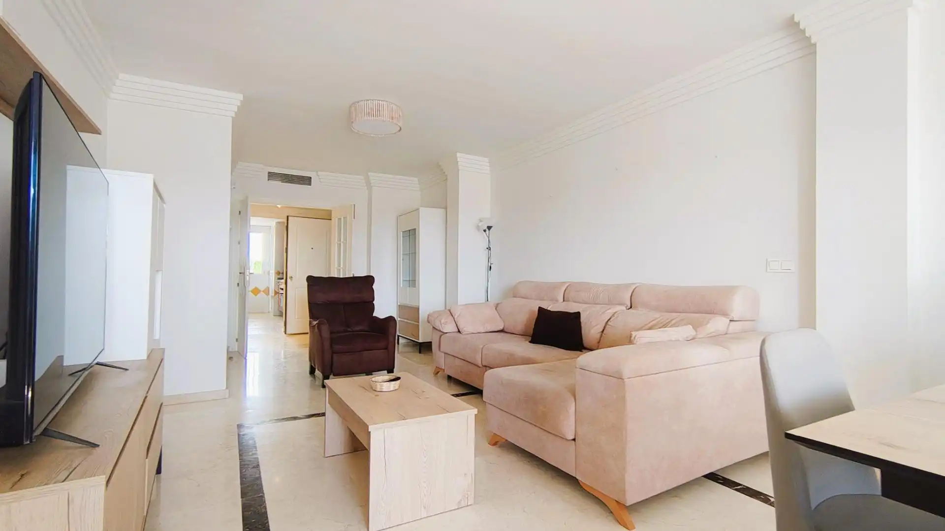Wohnzimmer von Wohnungen zum Verkauf in Marbella mit Klimaanlage, Privatgarten und Terrasse