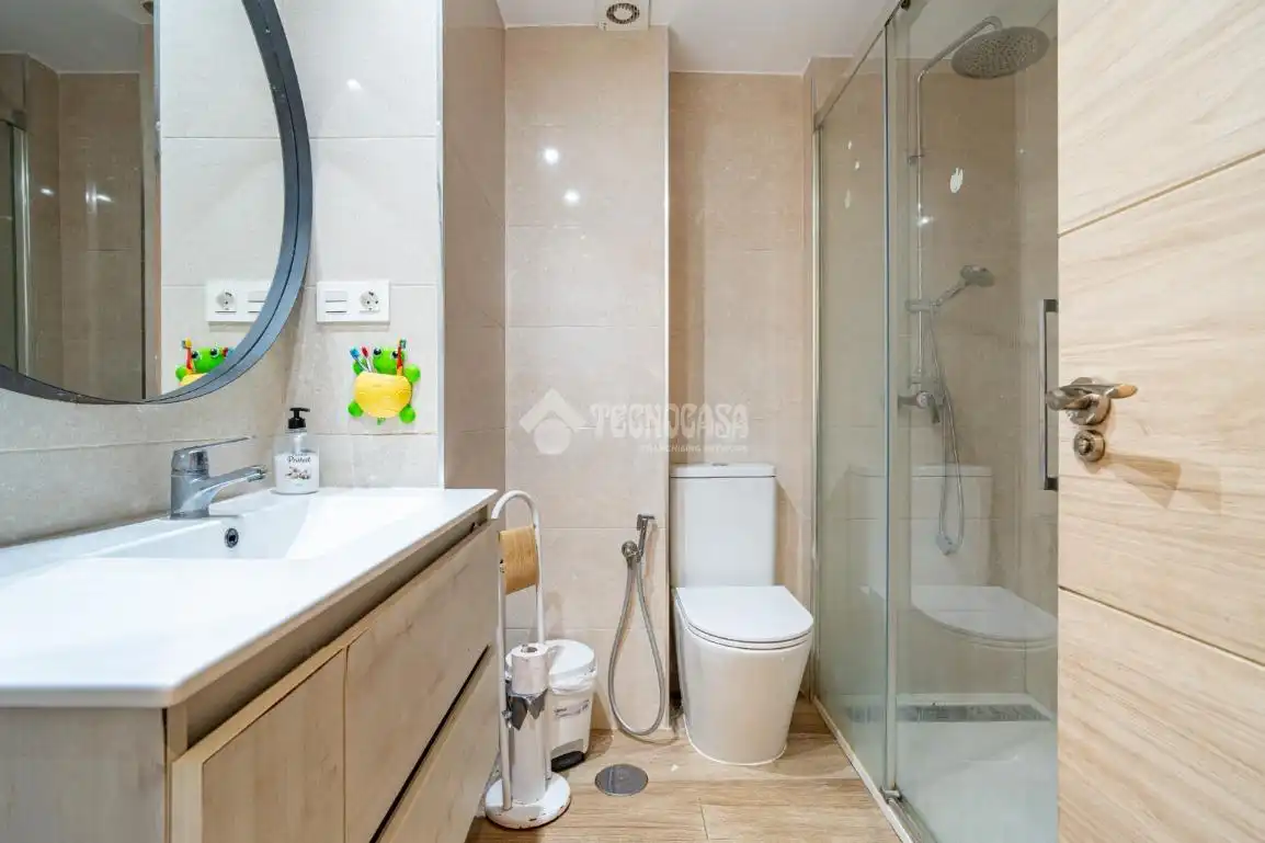 Bathroom of Flat for sale in Granada  with Air Conditioner, Heating and Terrace
