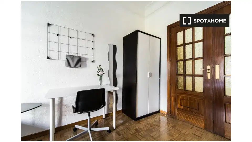 Bedroom of Flat for share in Madrid  with Air Conditioner, Heating and Furnished