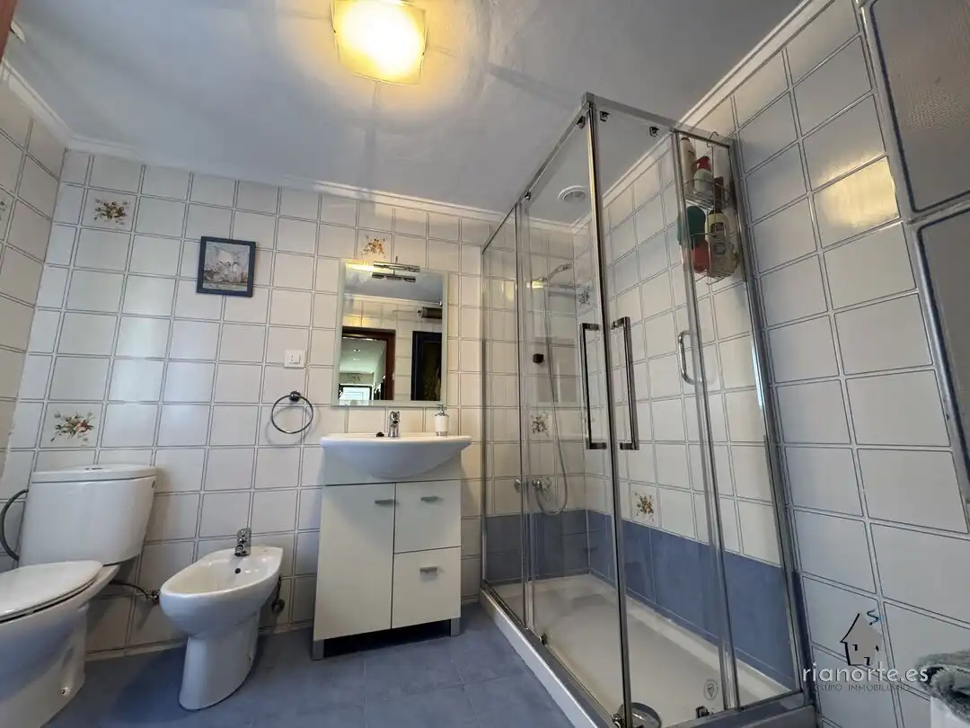 Baño de Casa o chalet en venta en Oviedo  con Calefacción y Jardín privado
