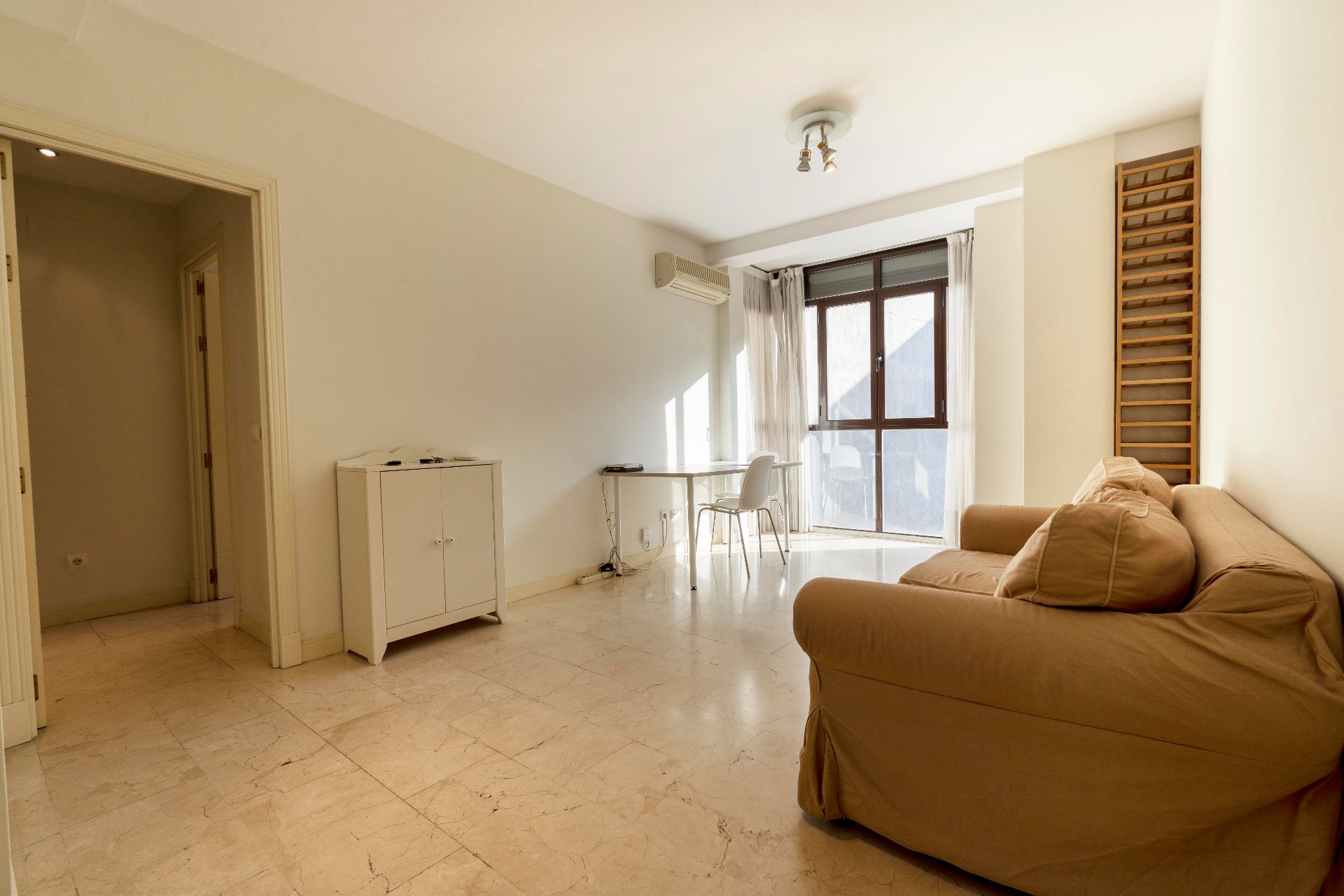 Living room of Flat to rent in  Madrid Capital  with Air Conditioner, Heating and Parquet flooring