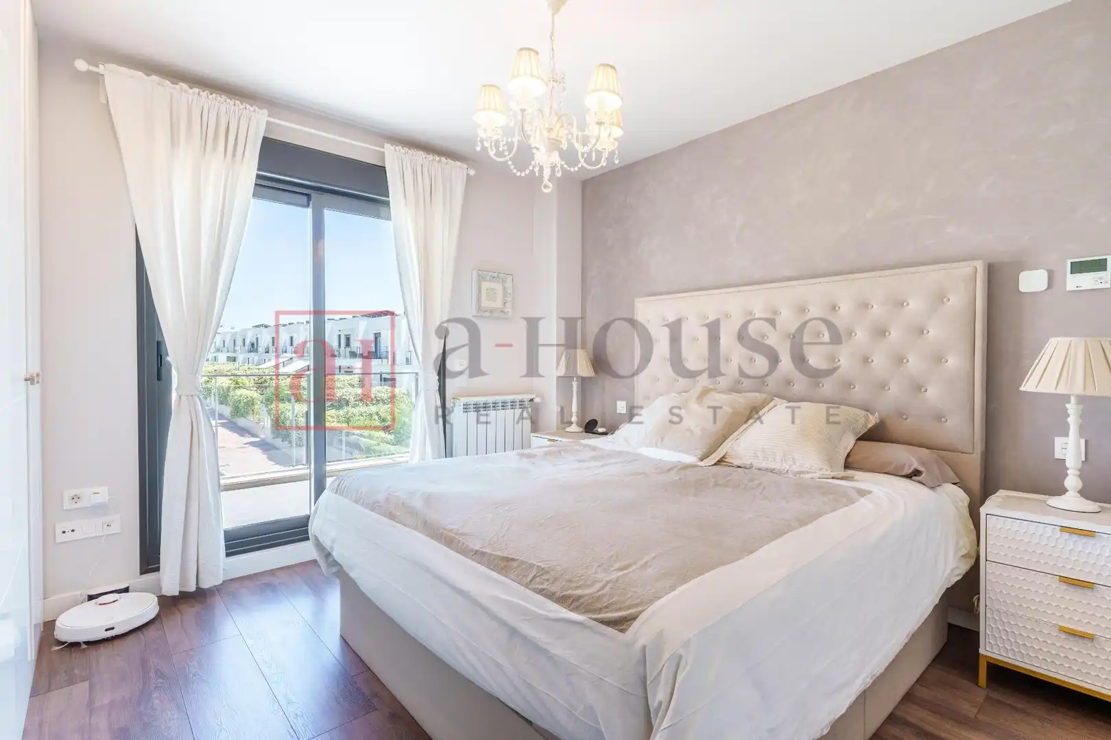 Habitación de Casa adosada en venta en Boadilla del Monte con Aire acondicionado, Calefacción y Jardín privado