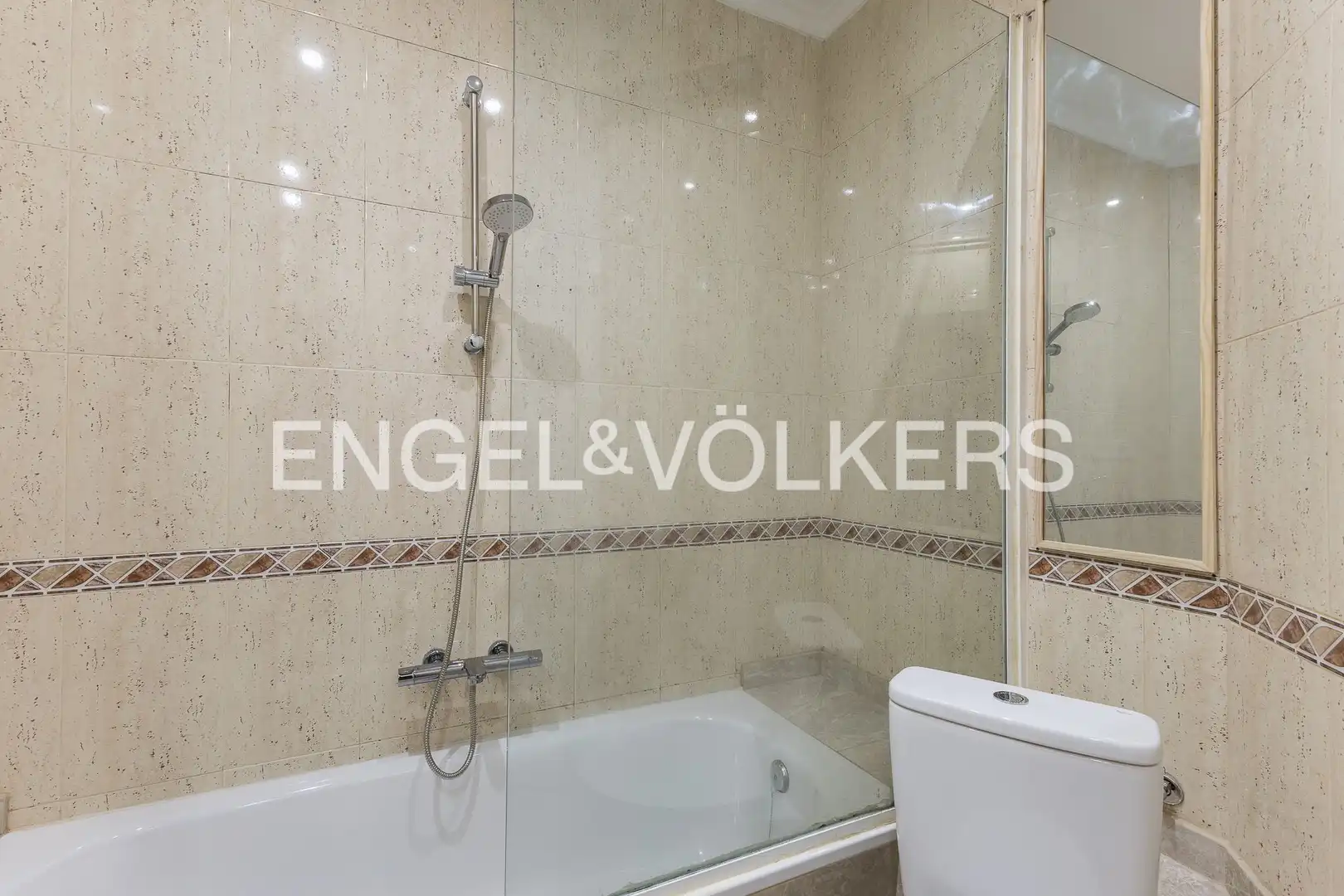Badezimmer von Wohnung zum Verkauf in Barcelona mit Klimaanlage, Heizung und Parkett