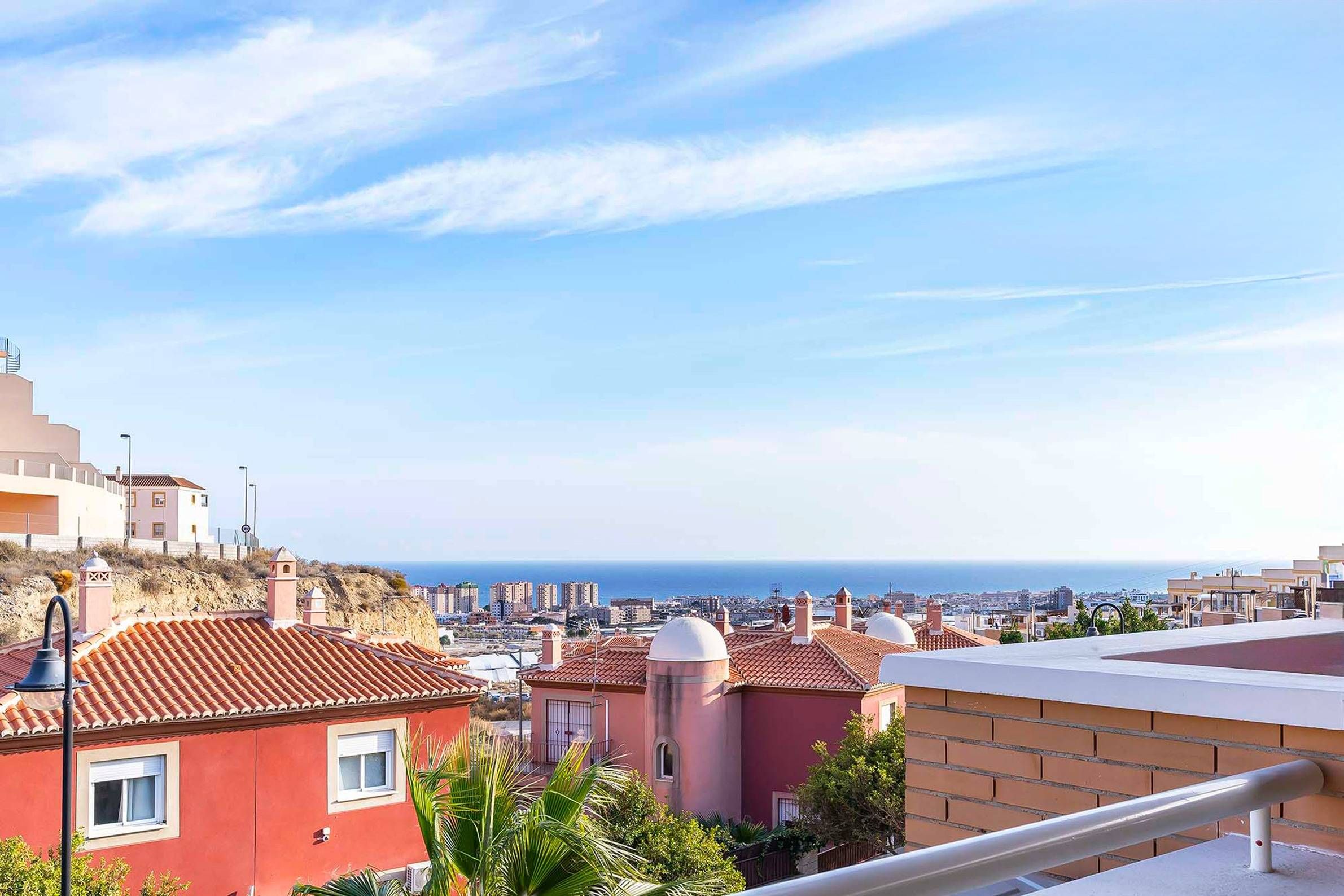 Vista exterior de Casa adosada en venda en Roquetas de Mar amb Aire condicionat, Jardí privat i Terrassa