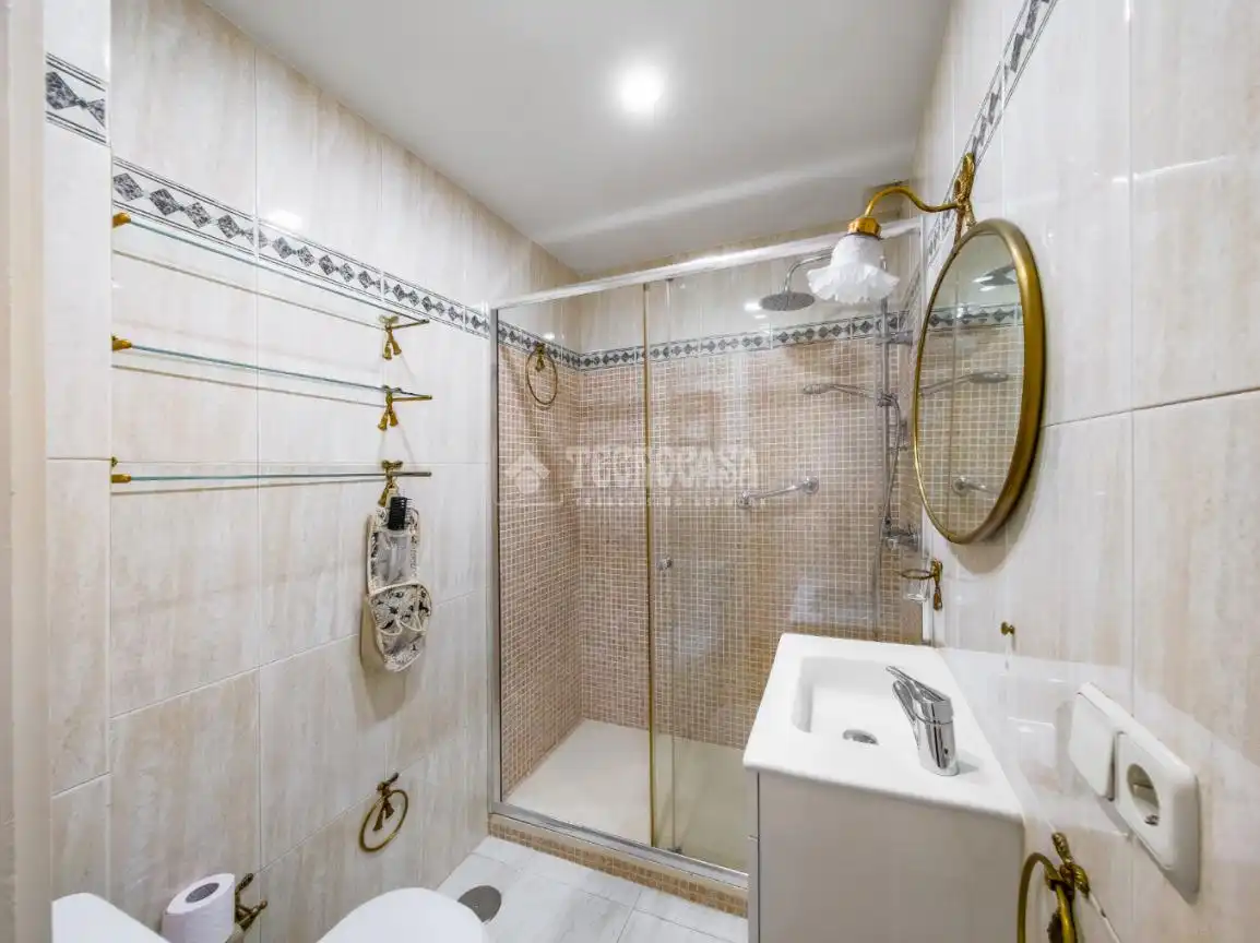 Bathroom of Flat for sale in Madrid  with Air Conditioner, Heating and Parquet flooring
