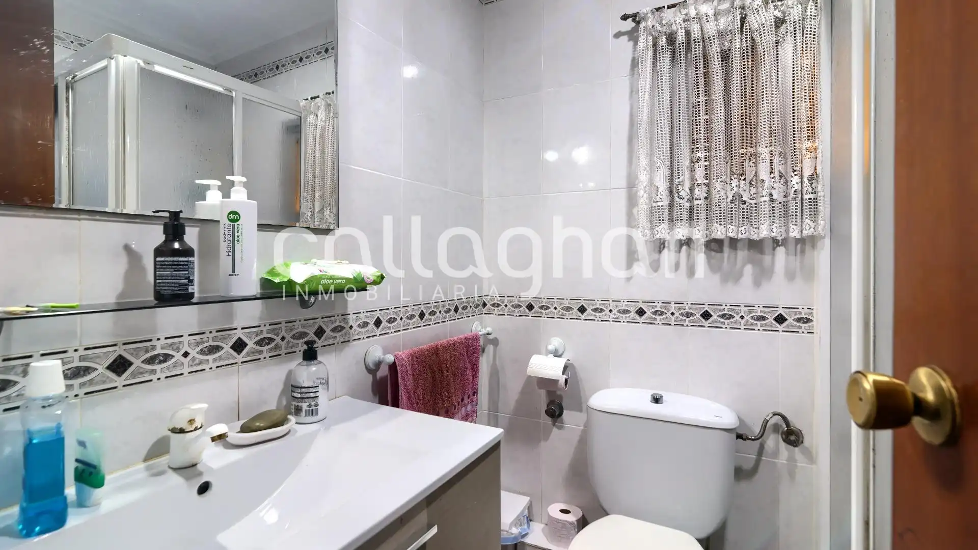 Bathroom of Flat for sale in Silla  with Air Conditioner, Heating and Balcony