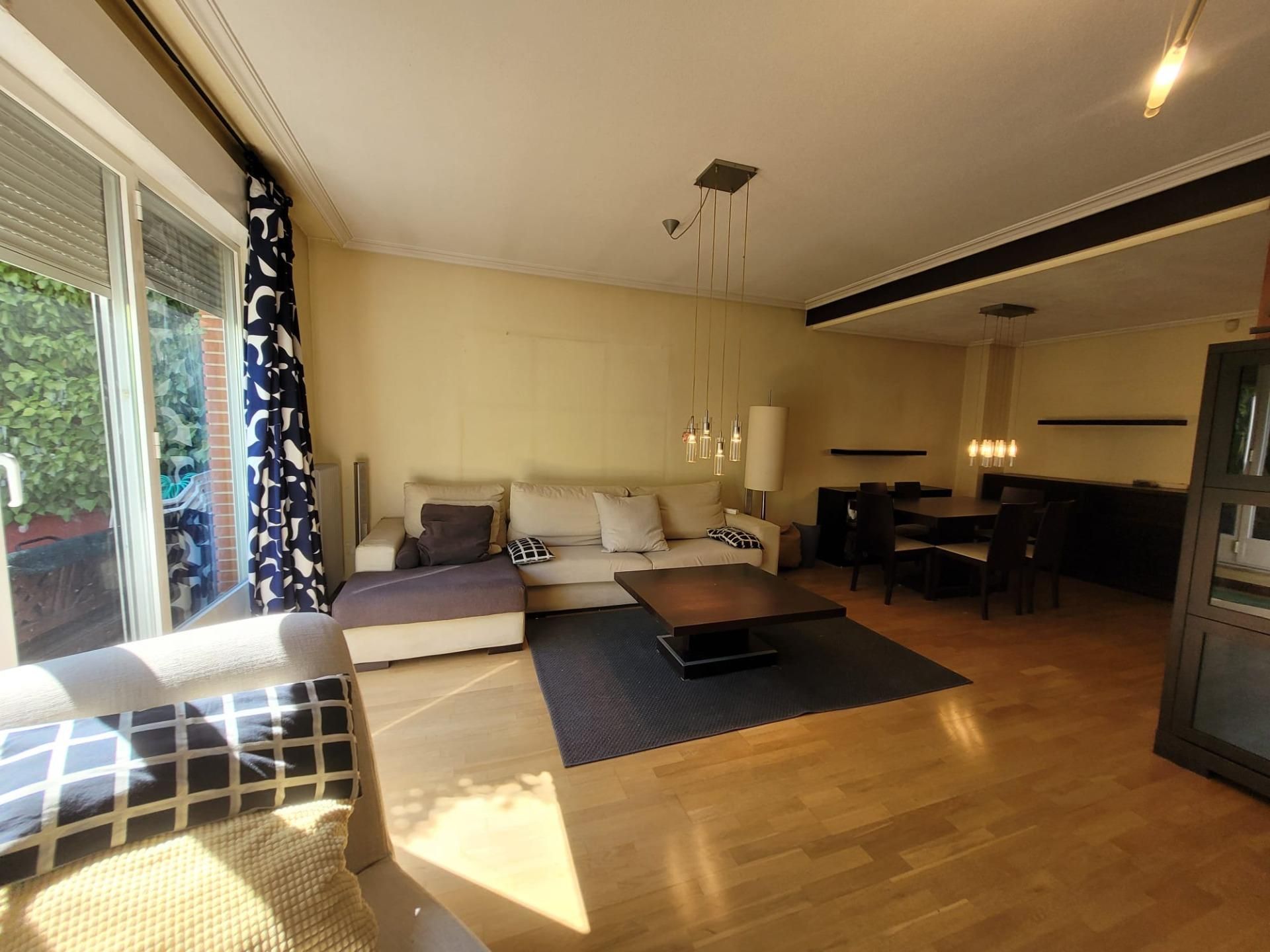 Sala de estar de Casa adosada en venta en Salamanca Capital con Calefacción, Jardín privado y Parquet