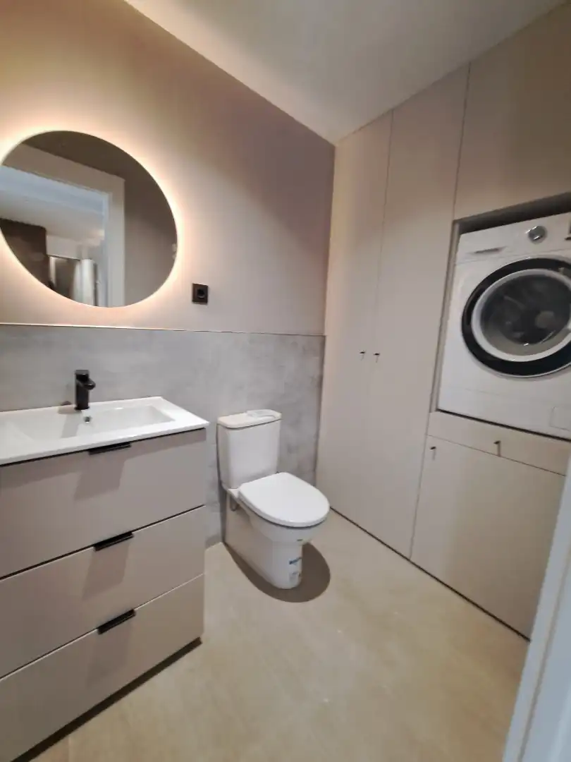 Bany de Apartament de lloguer en León Capital  amb Parquet, Moblat i Forn