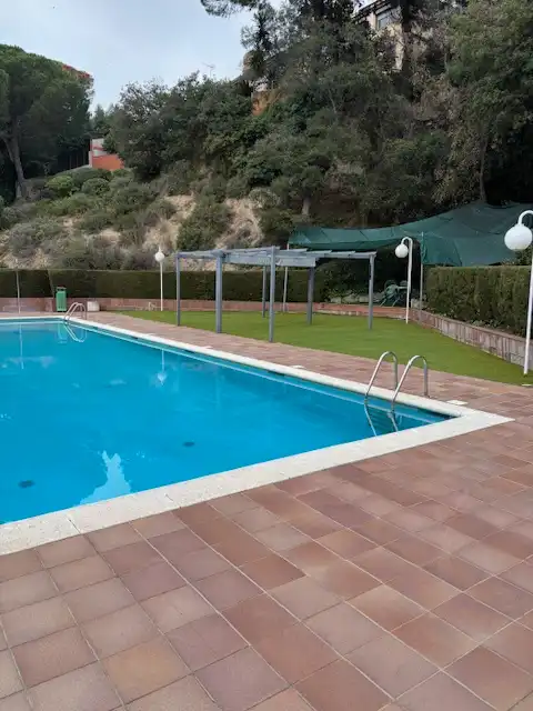 Piscina de Casa adosada en venda en Mataró amb Aire condicionat, Calefacció i Jardí privat