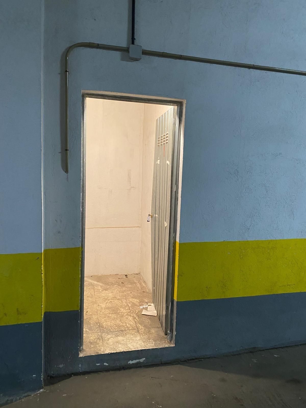 Box room for sale in  Granada Capital