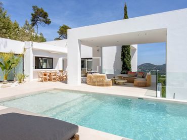 Detached house with pool for sale in Roca Llisa