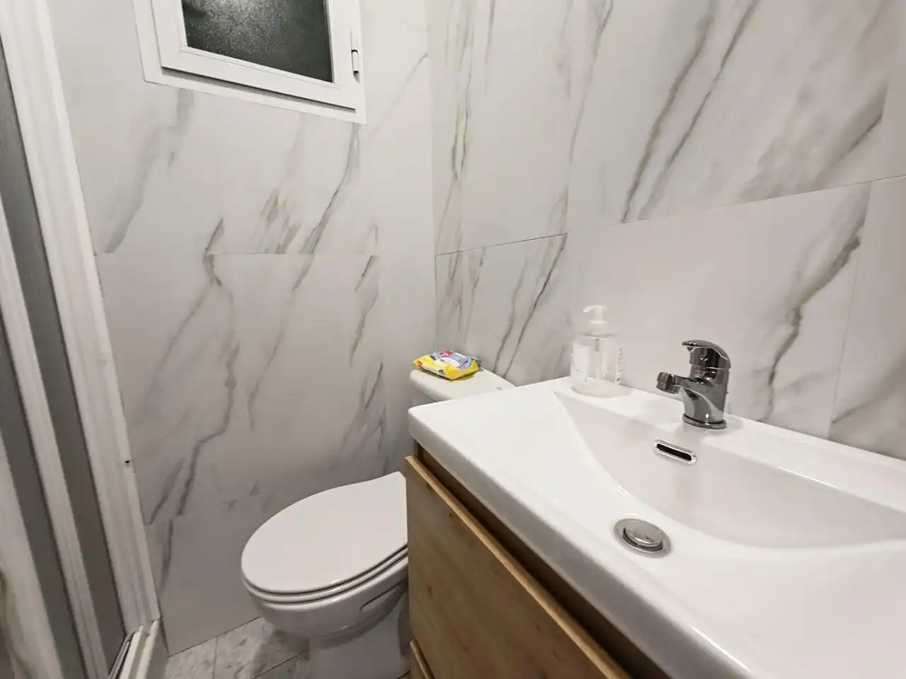 Badezimmer von Erdgeschoss zur Miete in Sevilla mit Möbliert