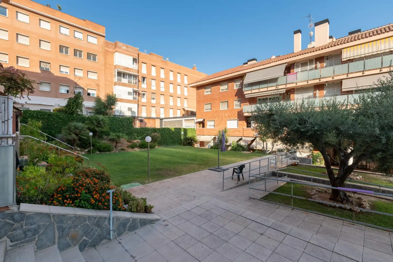 Vista exterior de Àtic en venda en Sant Feliu de Llobregat amb Aire condicionat, Calefacció i Jardí privat