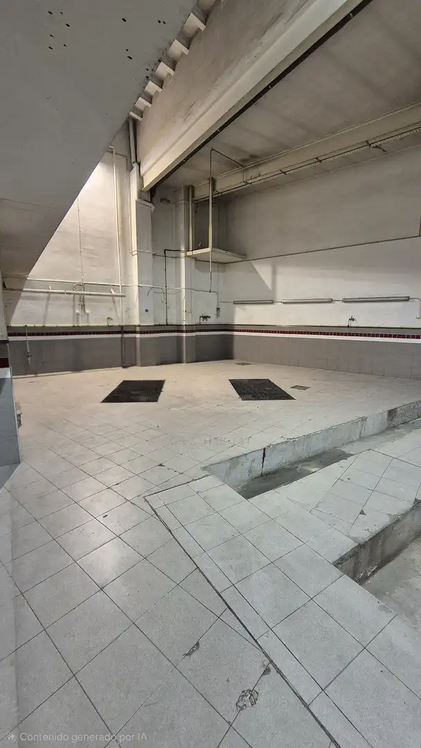 Schwimmbecken von Fabrikhallen zur Miete in Lleida