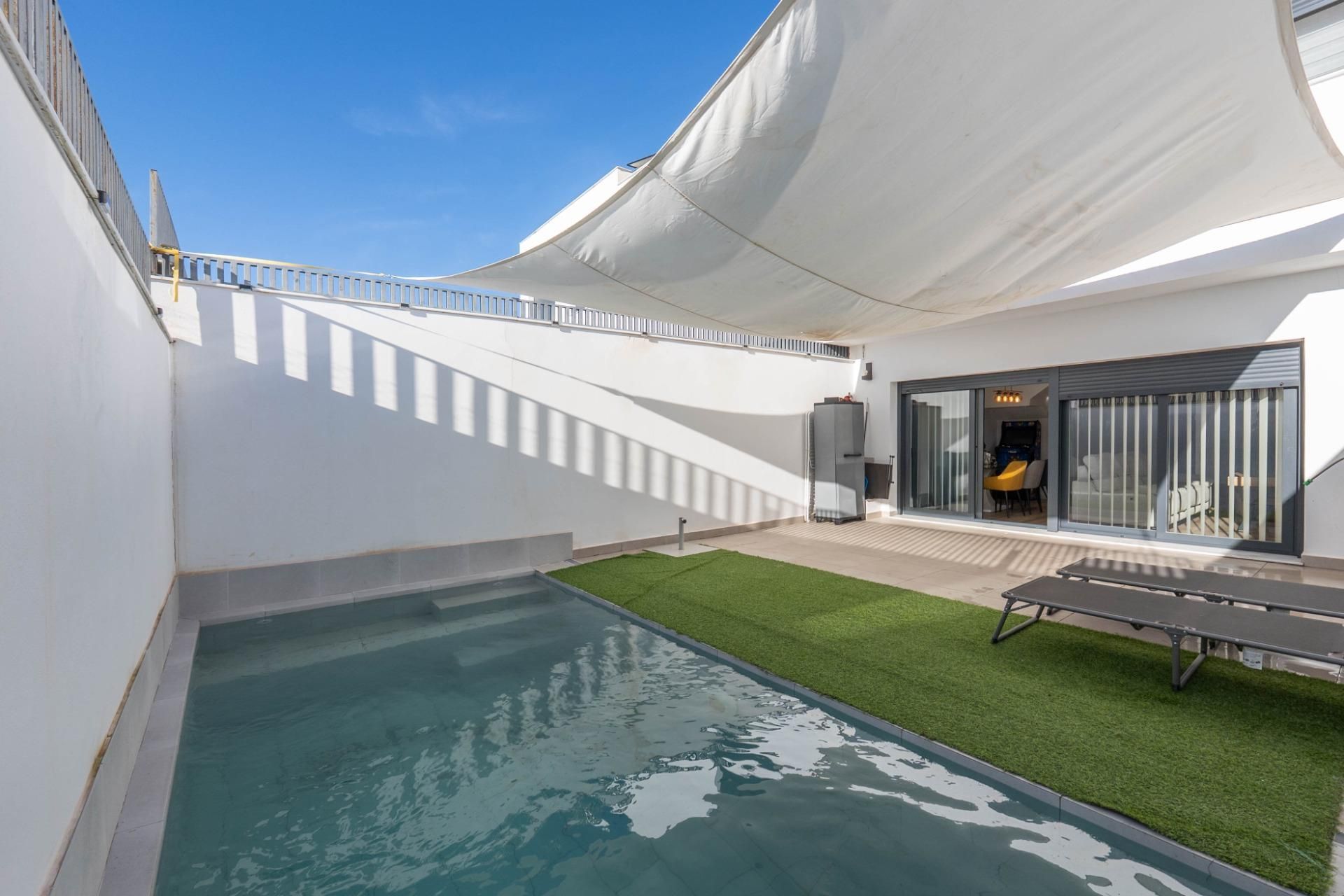 Piscina de Casa adosada en venda en Peligros amb Terrassa i Piscina