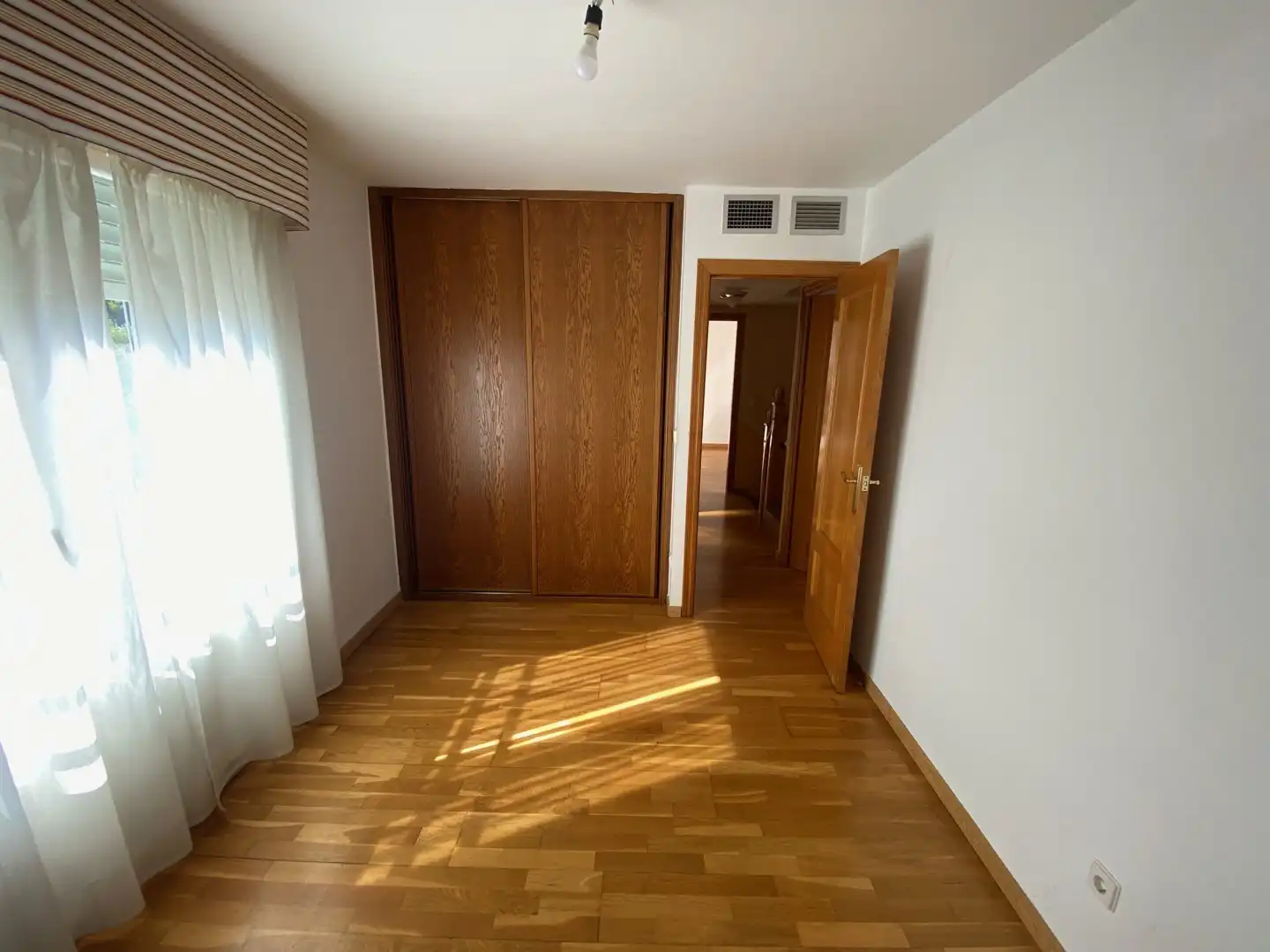 Dormitori de Casa adosada en venda en Zaragoza amb Terrassa i Piscina