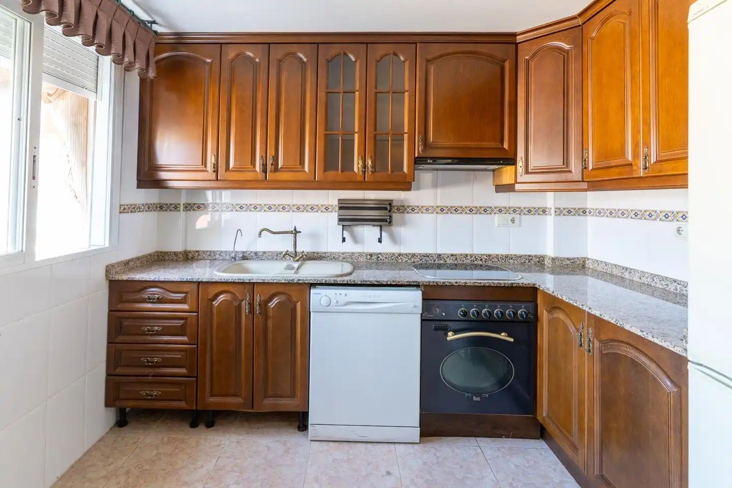 Küche von Einfamilien-Reihenhaus zum Verkauf in Santa Pola mit Klimaanlage, Privatgarten und Terrasse