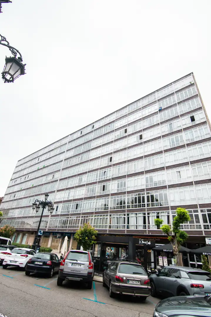 Vista exterior de Pis en venda en Oviedo  amb Calefacció, Parquet i Moblat