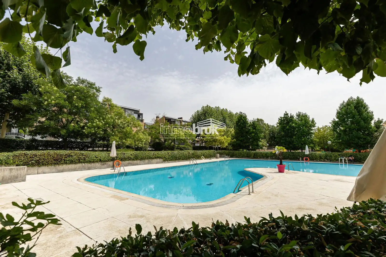 Piscina de Casa adosada en venda en La Moraleja amb Aire condicionat, Terrassa i Traster