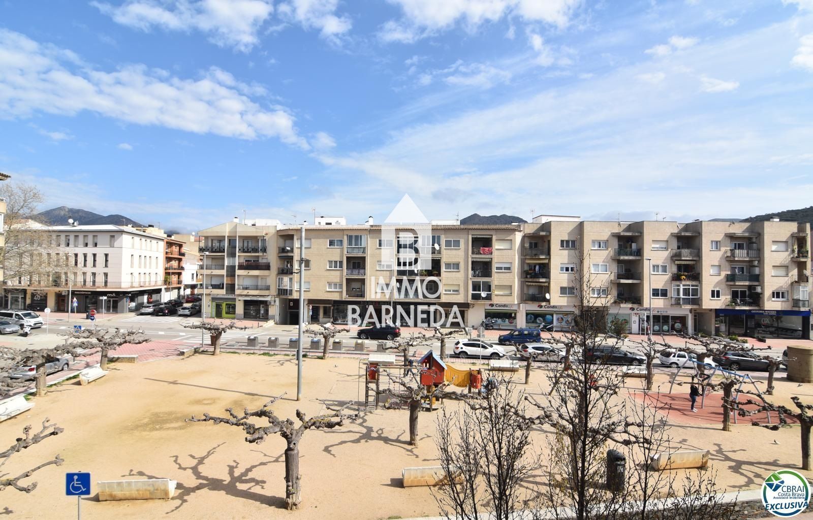 Vista exterior de Pis en venda en Roses amb Terrassa i Moblat