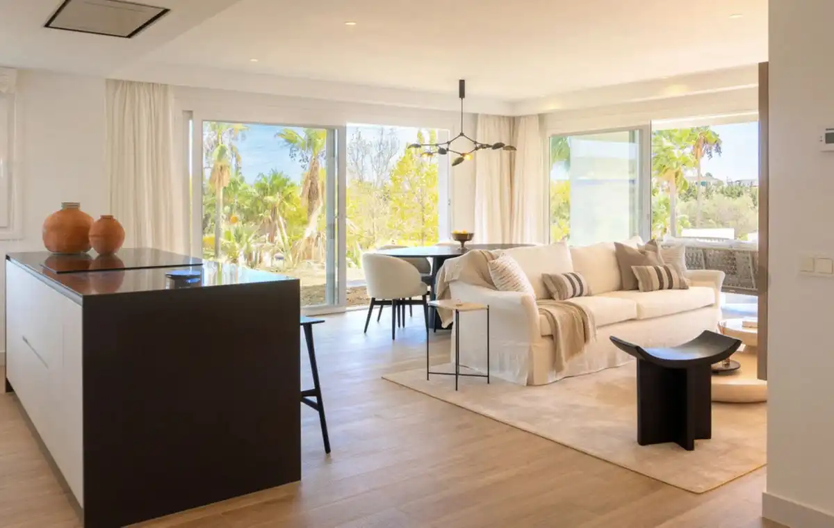 Wohnzimmer von Erdgeschoss zum Verkauf in Casares mit Klimaanlage, Privatgarten und Terrasse