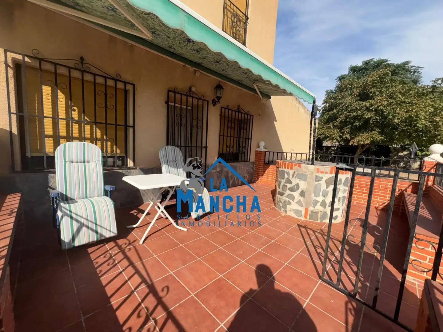 Vista exterior de Casa o chalet en venta en Hoya-Gonzalo con Calefacción, Jardín privado y Amueblado
