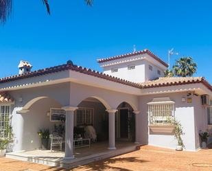 Vista exterior de Casa o xalet en venda en Chiclana de la Frontera amb Aire condicionat, Jardí privat i Terrassa