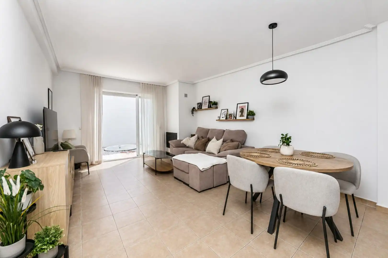 Sala de estar de Casa adosada en venta en Mijas con Jardín privado, Terraza y Trastero