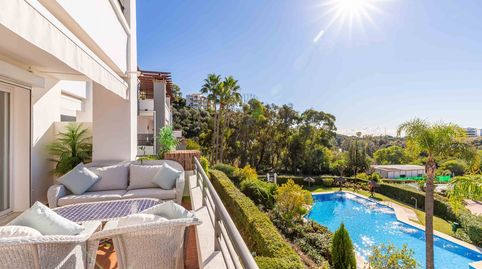 APARTAMENTO EXCLUSIVO EN PRIMERA LÍNEA DE GOLF CON VISTAS AL MAR EN LOS ARQUEROS, BENAHAVÍS