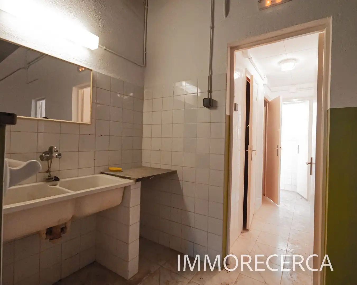 Badezimmer von Fabrikhallen zur Miete in Torroella de Montgrí