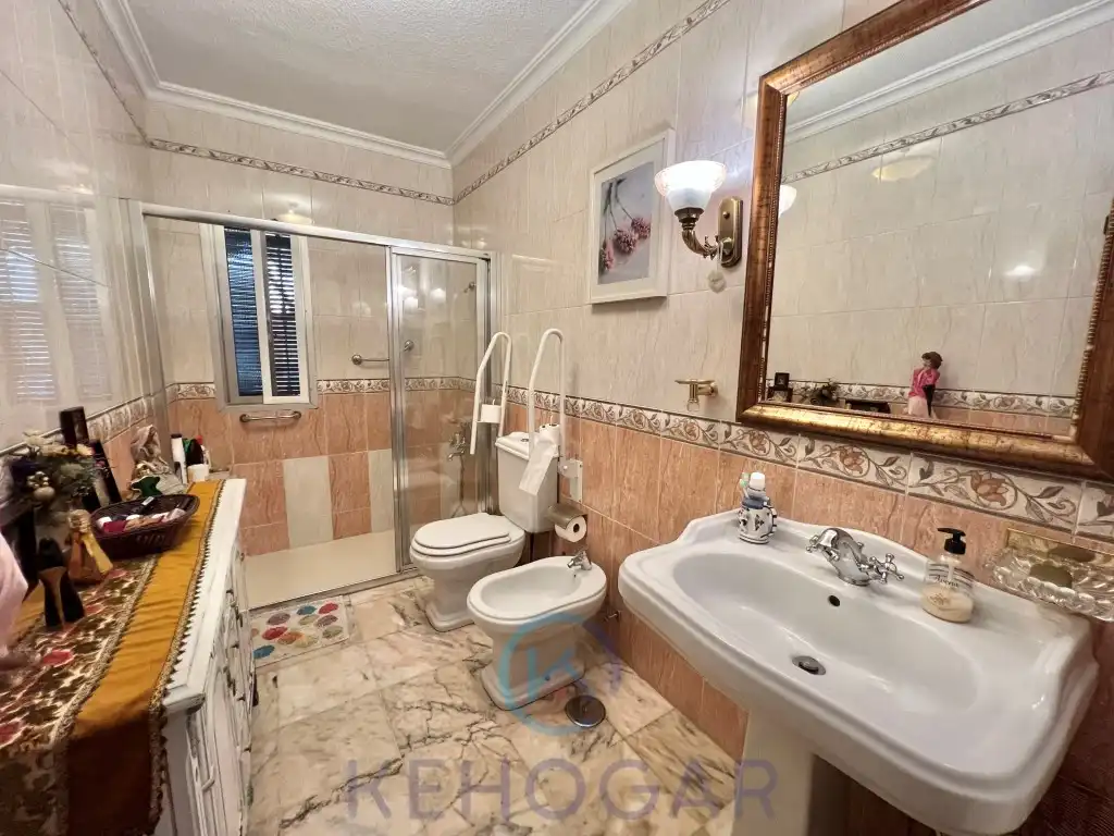 Bathroom of Houses for sale in Dos Hermanas