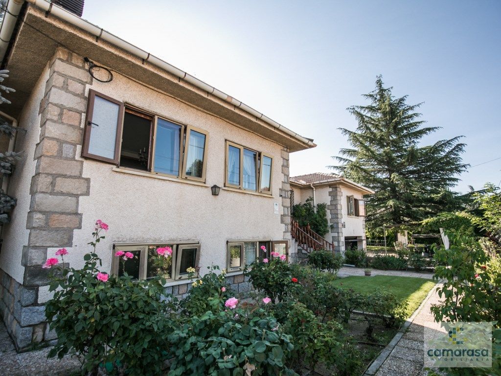 Vista exterior de Casa o chalet en venta en Ávila Capital con Balcón