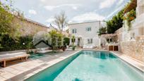 Vista exterior de Casa o xalet en venda en El Masnou amb Terrassa, Piscina i Balcó