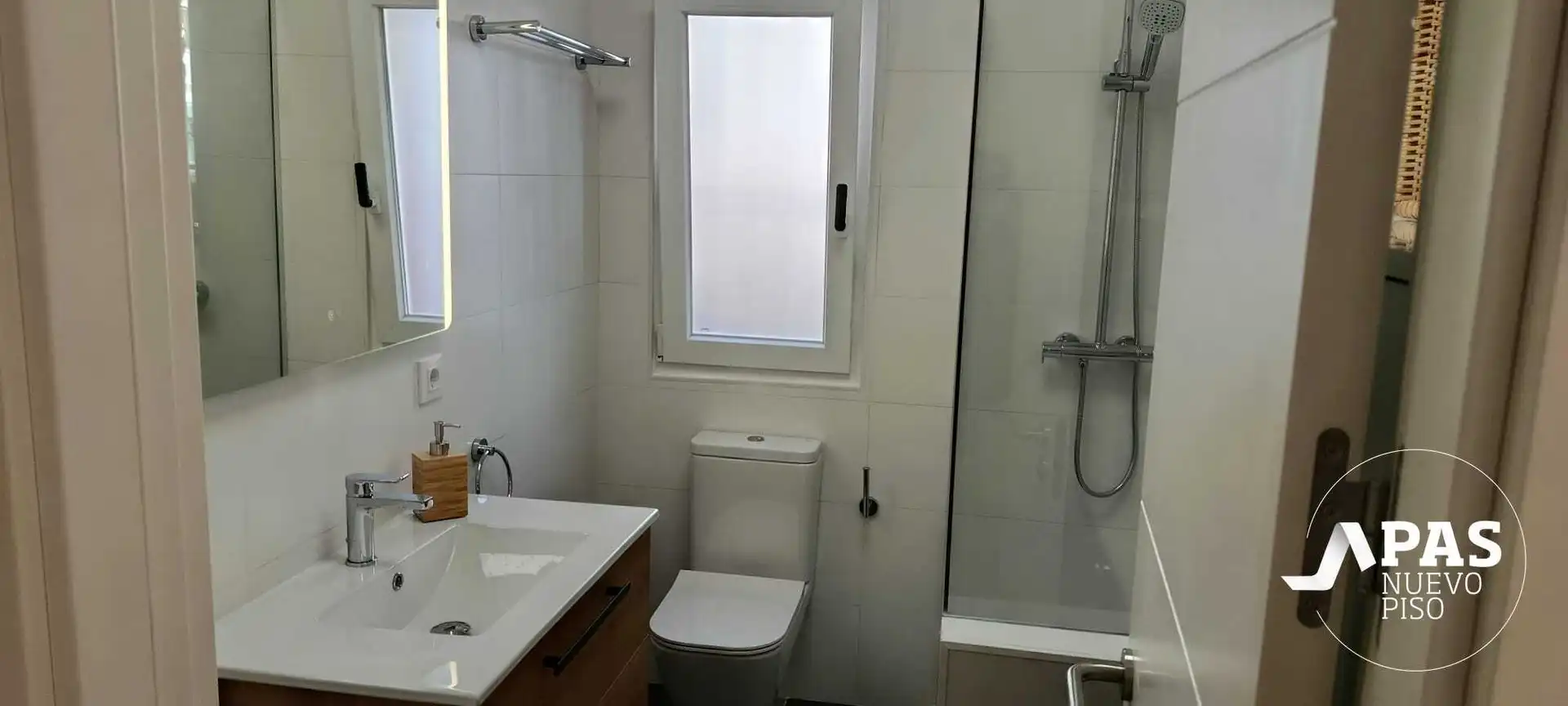 Badezimmer von Wohnung zur Miete in Santander mit Heizung, Ofen und Waschmaschine