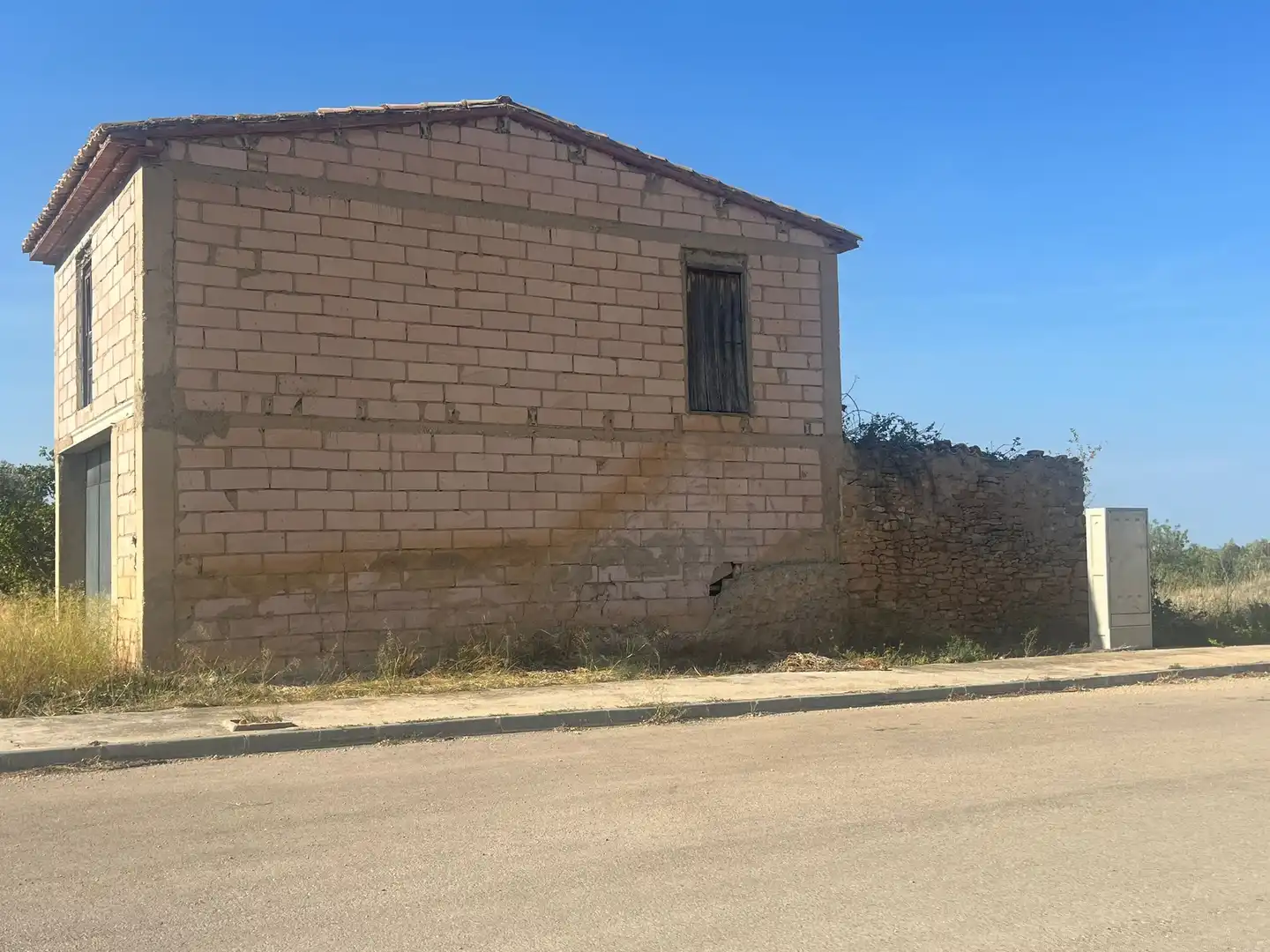 Außenansicht von Fabrikhallen zum Verkauf in La Portellada