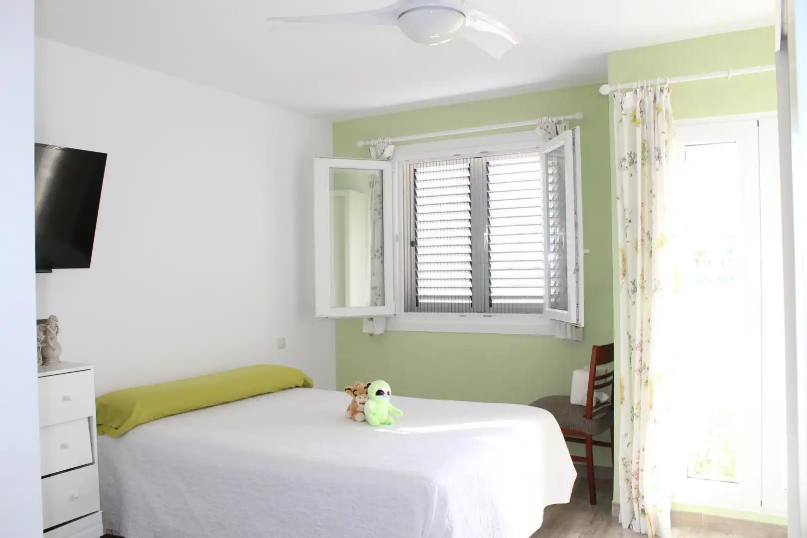 Habitación de Apartamento en venta en Roquetas de Mar con Jardín privado, Trastero y Amueblado