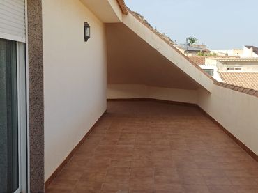 Attico con balcone in vendita a Calle Azalea