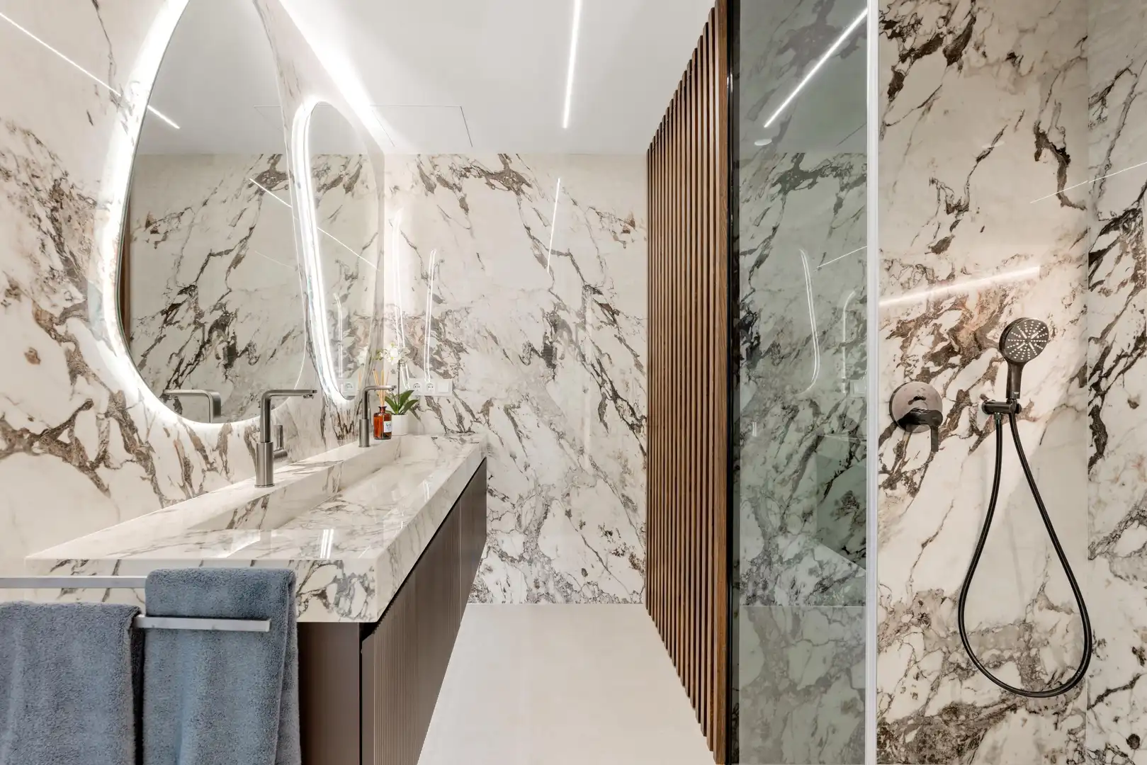 Bathroom of Apartments for sale in Marbella  with Air Conditioner, Heating and Alarm