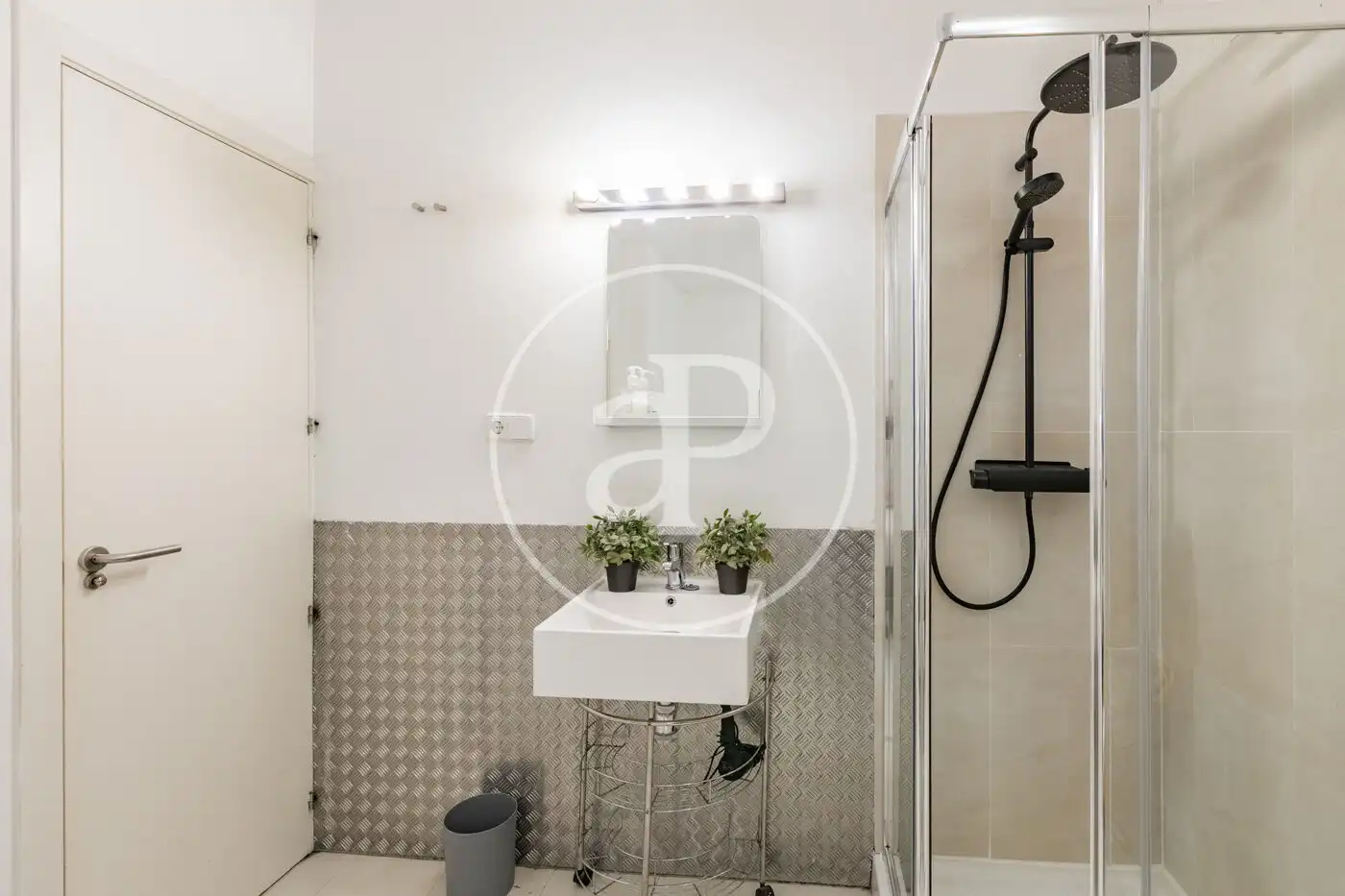 Bathroom of Flat for rent in Madrid  with Air Conditioner, Heating and Furnished