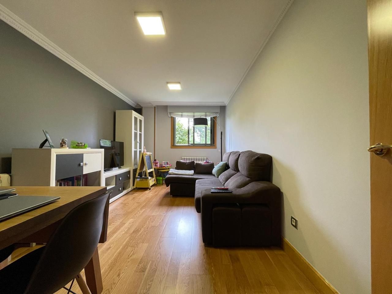 Sala d'estar de Pis en venda en A Coruña Capital  amb Calefacció, Traster i Moblat