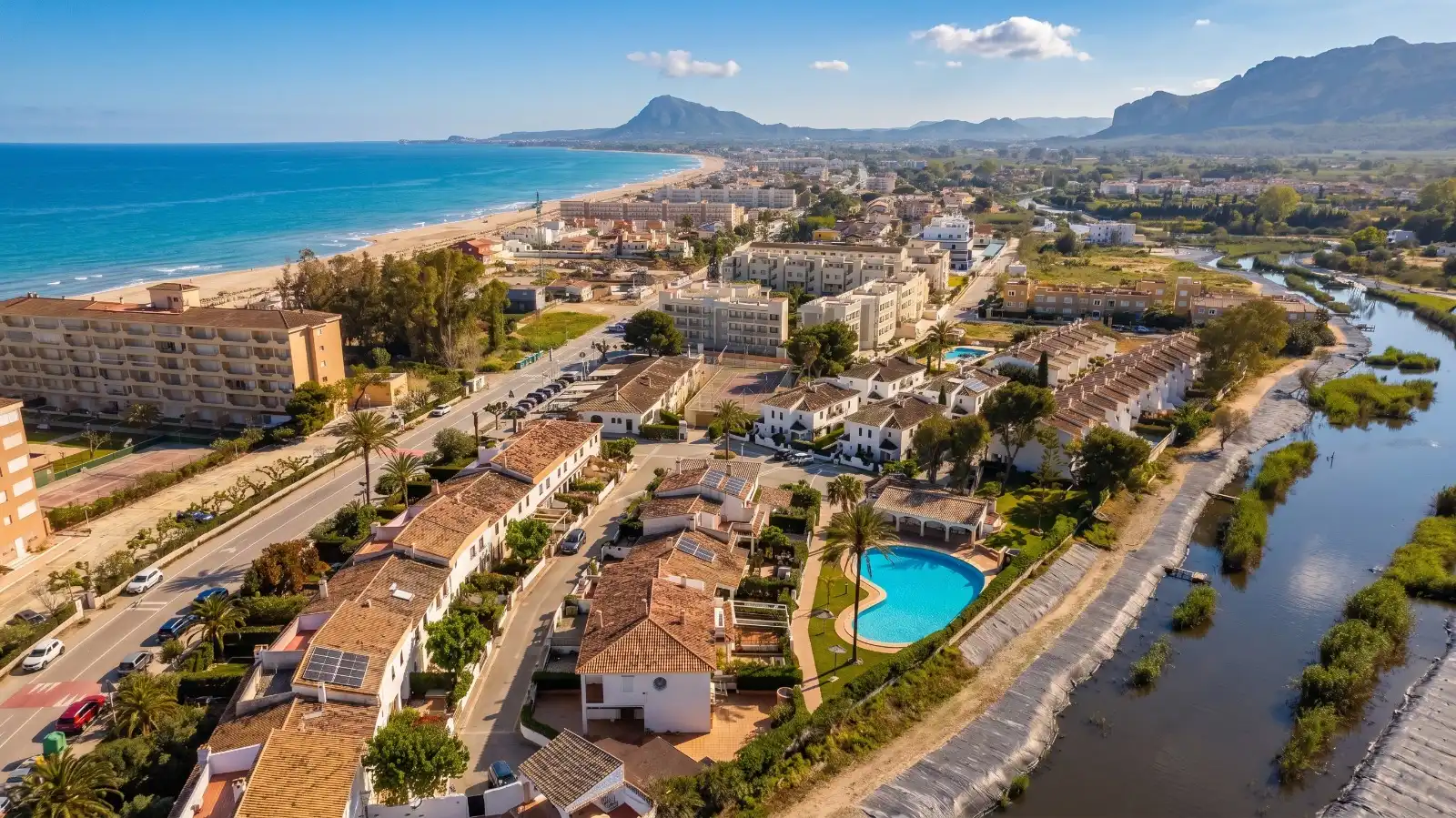 Außenansicht von Einfamilien-Reihenhaus zum Verkauf in Dénia mit Klimaanlage, Heizung und Privatgarten