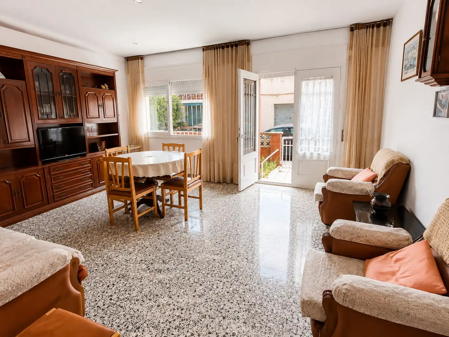 Sala d'estar de Planta baixa en venda en Montcada i Reixac amb Jardí privat i Traster