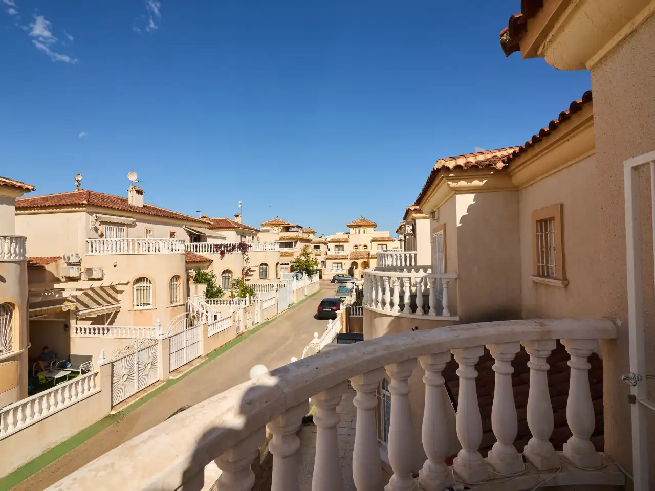 Vista exterior de Casa adosada en venda en Torrevieja amb Aire condicionat, Calefacció i Jardí privat