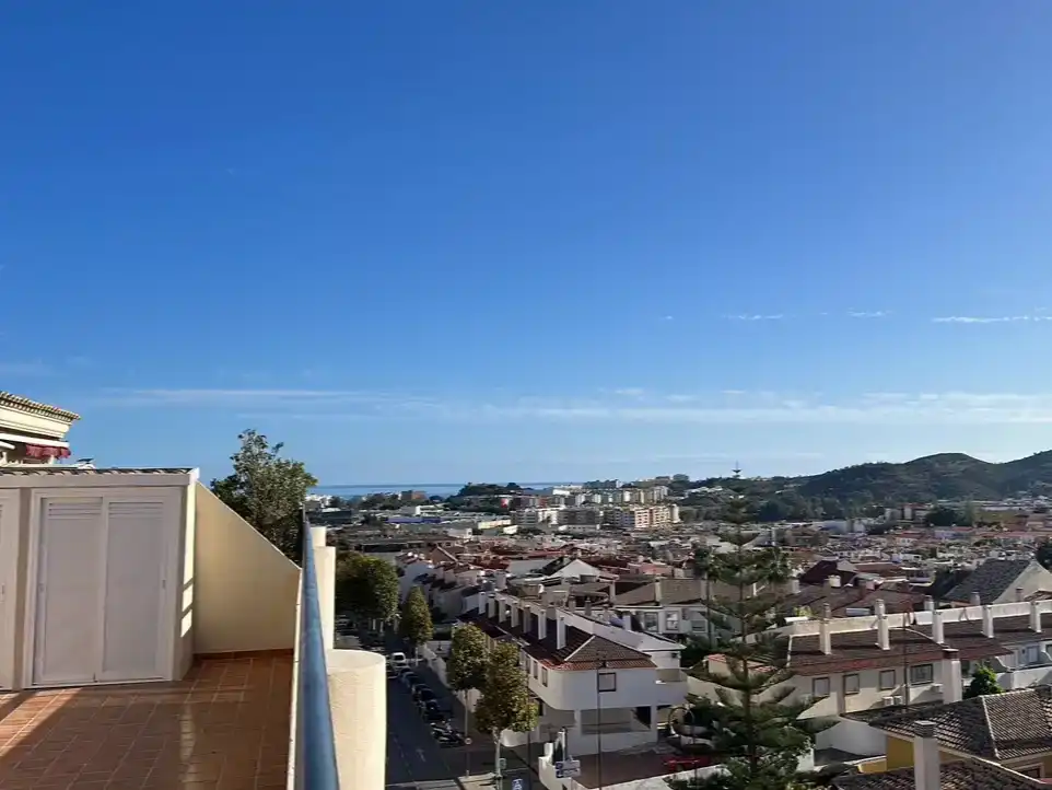 Vista exterior de Àtic en venda en Mijas amb Aire condicionat, Piscina i Balcó