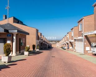 Vista exterior de Casa o xalet en venda en Móstoles amb Aire condicionat i Piscina